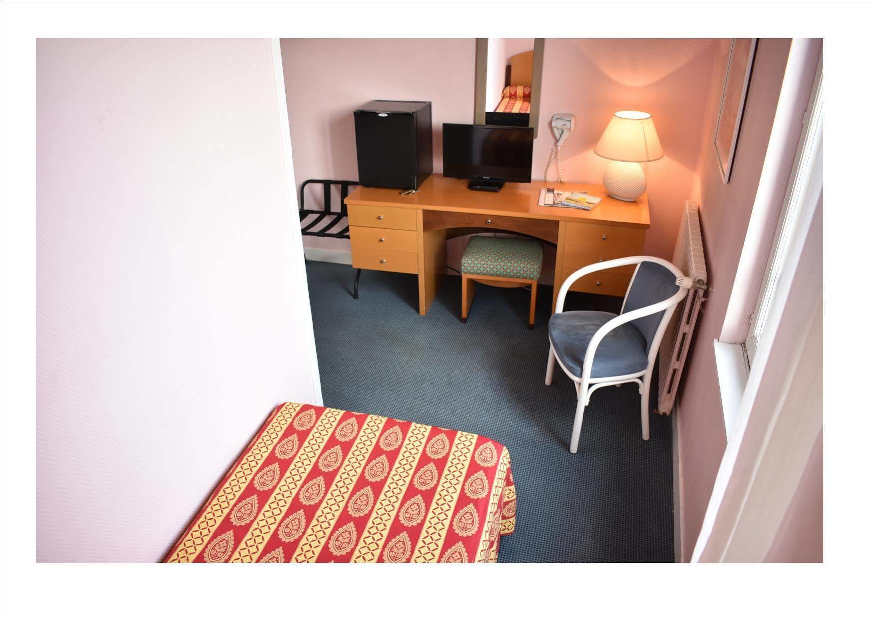 Logis Hotel Saint-Roch Pleumartin Exterior foto