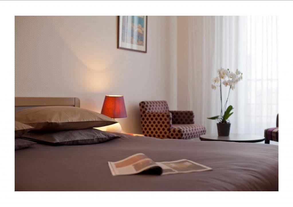Logis Hotel Saint-Roch Pleumartin Exterior foto